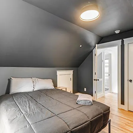 Holiday home 12 South Neighborhood: Home W/ Modern Flair! *