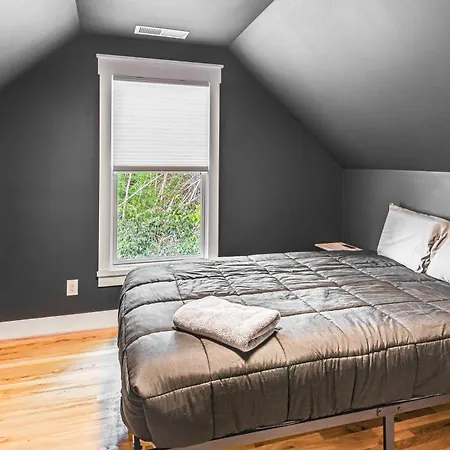 12 South Neighborhood: Home W/ Modern Flair! Holiday home Nashville