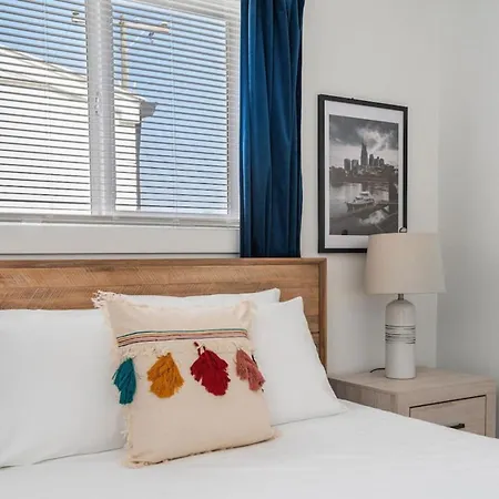 Living- A Stylish Escape Unit 6b Apts