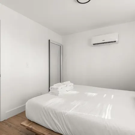 Apartment Chic Retreat In The Heart Of Unit #4a Apts