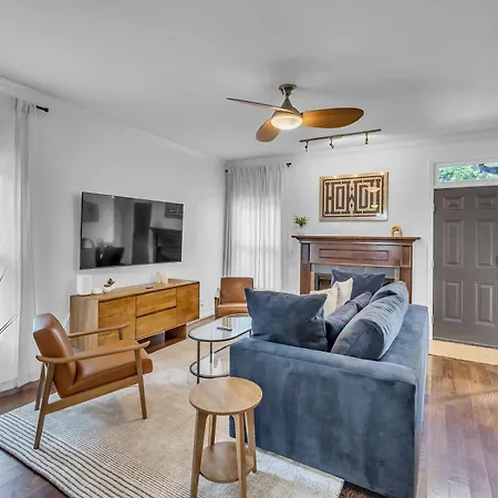 Stylish Near Downtown With 3 Bedrooms & 3 Baths, Walk To Dining & Coffee Shops, Private Yard With Grill, Smart Tvs In Every Room, Driveway Parking For 3, 24 Hr Hospitality Holiday home Nashville