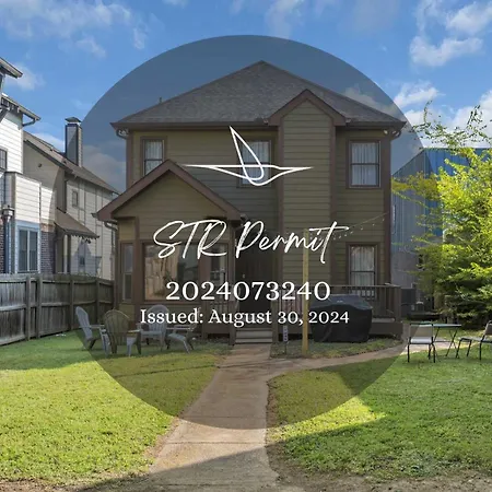 Stylish Near Downtown With 3 Bedrooms & 3 Baths, Walk To Dining & Coffee Shops, Private Yard With Grill, Smart Tvs In Every Room, Driveway Parking For 3, 24 Hr Hospitality Holiday home Nashville
