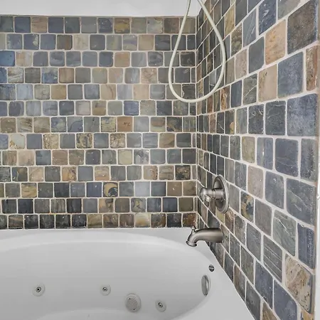 Stylish Near Downtown With 3 Bedrooms & 3 Baths, Walk To Dining & Coffee Shops, Private Yard With Grill, Smart Tvs In Every Room, Driveway Parking For 3, 24 Hr Hospitality Holiday home