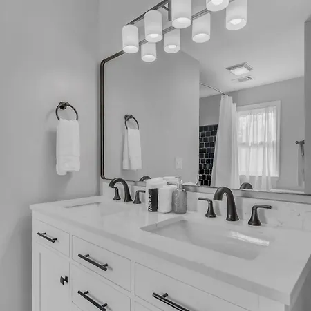 Holiday home Stylish Near Downtown With 3 Bedrooms & 3 Baths, Walk To Dining & Coffee Shops, Private Yard With Grill, Smart Tvs In Every Room, Driveway Parking For 3, 24 Hr Hospitality Nashville