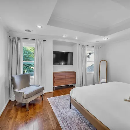 Holiday home Stylish Near Downtown With 3 Bedrooms & 3 Baths, Walk To Dining & Coffee Shops, Private Yard With Grill, Smart Tvs In Every Room, Driveway Parking For 3, 24 Hr Hospitality *
