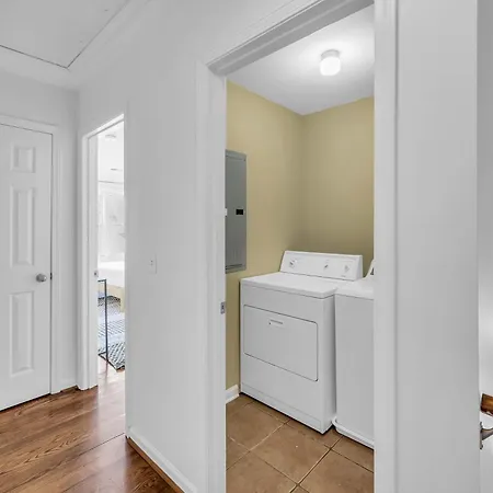 Stylish Near Downtown With 3 Bedrooms & 3 Baths, Walk To Dining & Coffee Shops, Private Yard With Grill, Smart Tvs In Every Room, Driveway Parking For 3, 24 Hr Hospitality