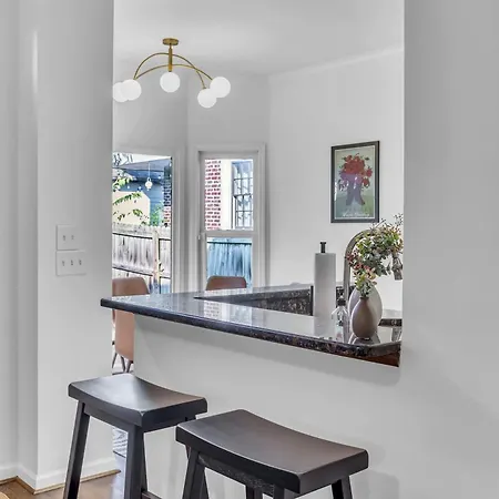 Stylish Near Downtown With 3 Bedrooms & 3 Baths, Walk To Dining & Coffee Shops, Private Yard With Grill, Smart Tvs In Every Room, Driveway Parking For 3, 24 Hr Hospitality Holiday home *