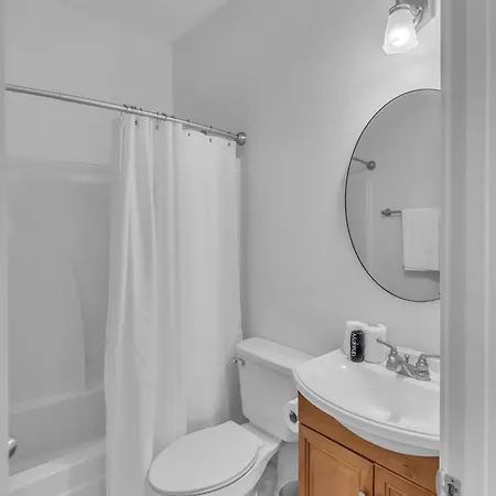 Holiday home Stylish Near Downtown With 3 Bedrooms & 3 Baths, Walk To Dining & Coffee Shops, Private Yard With Grill, Smart Tvs In Every Room, Driveway Parking For 3, 24 Hr Hospitality