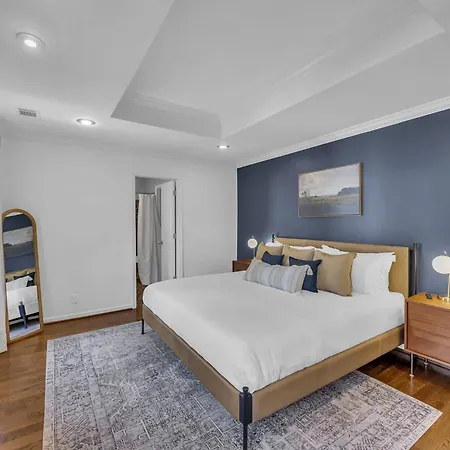 Stylish Near Downtown With 3 Bedrooms & 3 Baths, Walk To Dining & Coffee Shops, Private Yard With Grill, Smart Tvs In Every Room, Driveway Parking For 3, 24 Hr Hospitality Nashville
