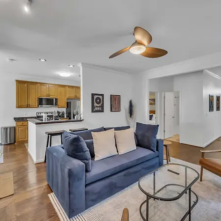 Stylish Near Downtown With 3 Bedrooms & 3 Baths, Walk To Dining & Coffee Shops, Private Yard With Grill, Smart Tvs In Every Room, Driveway Parking For 3, 24 Hr Hospitality Holiday home