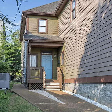 Stylish Near Downtown With 3 Bedrooms & 3 Baths, Walk To Dining & Coffee Shops, Private Yard With Grill, Smart Tvs In Every Room, Driveway Parking For 3, 24 Hr Hospitality * Nashville