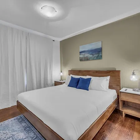 Stylish Near Downtown With 3 Bedrooms & 3 Baths, Walk To Dining & Coffee Shops, Private Yard With Grill, Smart Tvs In Every Room, Driveway Parking For 3, 24 Hr Hospitality * Nashville