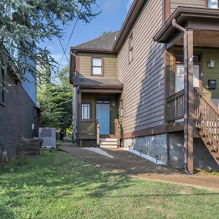 Holiday home Stylish Near Downtown With 3 Bedrooms & 3 Baths, Walk To Dining & Coffee Shops, Private Yard With Grill, Smart Tvs In Every Room, Driveway Parking For 3, 24 Hr Hospitality