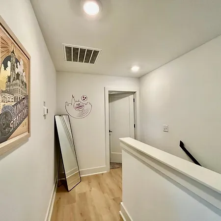 Holiday home 5 Min To Broadway Game & Ping-pong Parking *