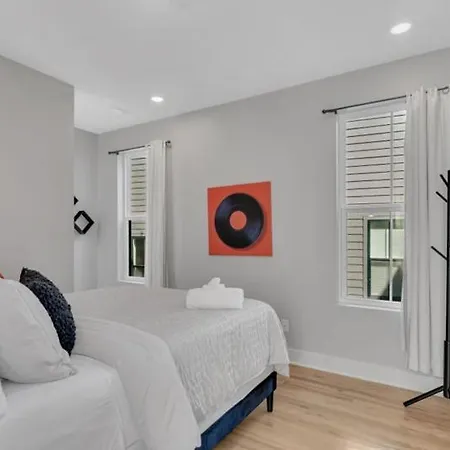 10 Min Drive Downtown, Roof Deck, Pet Friendly Holiday home