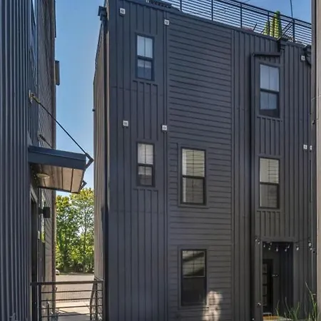 10 Min Drive Downtown, Roof Deck, Pet Friendly *