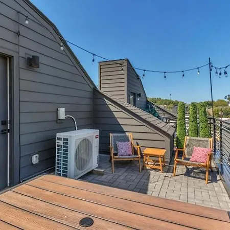 10 Min Drive Downtown, Roof Deck, Pet Friendly