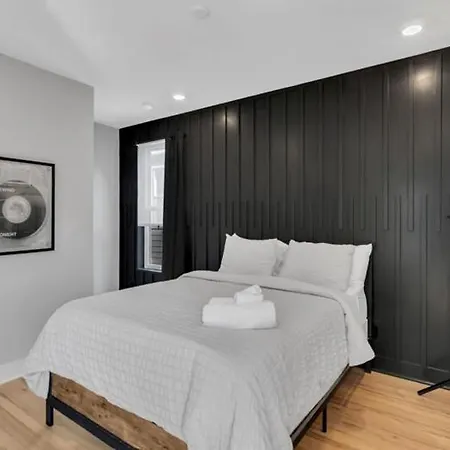 10 Min Drive Downtown, Roof Deck, Pet Friendly Holiday home