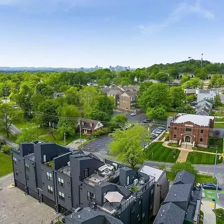 10 Min Drive Downtown, Roof Deck, Pet Friendly Holiday home *