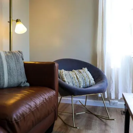 Holiday home 5 Min To Airport Pet Friendly Fire Pit Fenced Yard