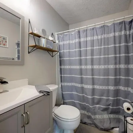 5 Min To Airport Pet Friendly Fire Pit Fenced Yard