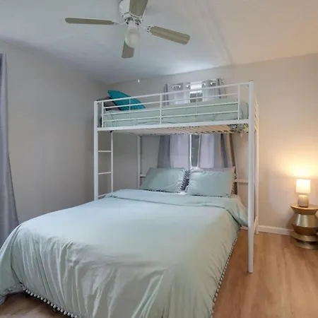 Holiday home 5 Min To Airport Pet Friendly Fire Pit Fenced Yard