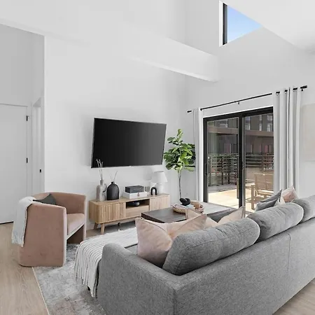 Luxury Penthouse With 2 Floors Pool Patio Gym Walk To Broadway Apartment