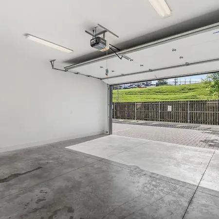 Holiday home Patio Firepit Garage Walk To Belmont 12 South, Restaurants And