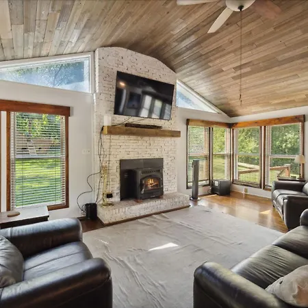 Huge Family Wildlife Retreat Close To The Lake Holiday home Nashville