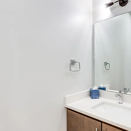 1 Mi To Downtown Nashville: Townhome W/ Balcony! Holiday home