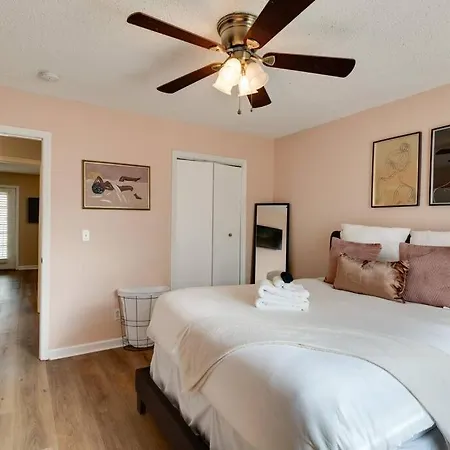 Prime Location With Balcony Near Broadway And Golf Apartment *