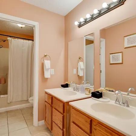 Apartment Prime Location With Balcony Near Broadway And Golf