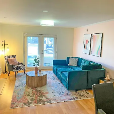 Stylish 2br With Balcony And Optional Parking Near Vanderbilt & Broadway Nashville