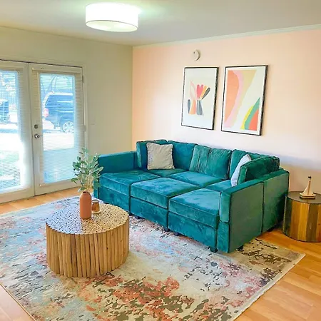 Stylish 2br With Balcony And Optional Parking Near Vanderbilt & Broadway