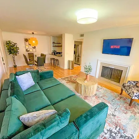 Stylish 2br With Balcony And Optional Parking Near Vanderbilt & Broadway *