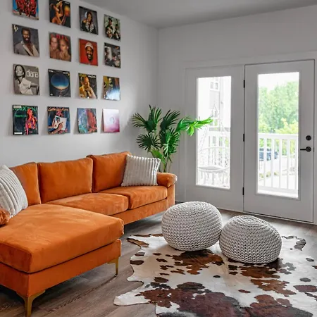 Aparthotel Charming Poolside Condo, 5 Minutes To Downtown 4*