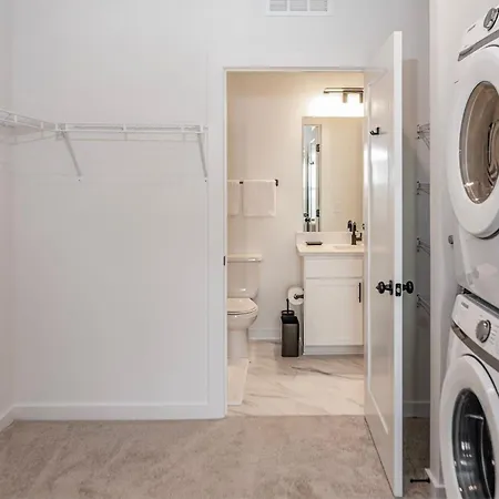 Charming Poolside Condo, 5 Minutes To Downtown Aparthotel