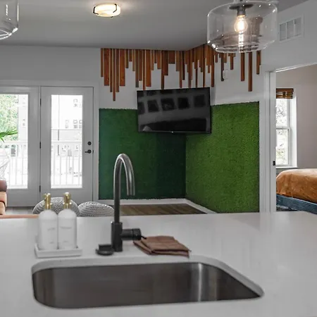 Charming Poolside Condo, 5 Minutes To Downtown 4* Nashville