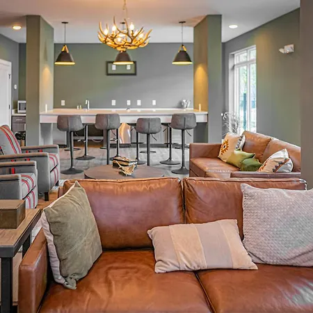 Charming Poolside Condo, 5 Minutes To Downtown Aparthotel 4*