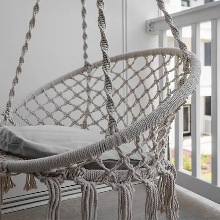 Charming Poolside Condo, 5 Minutes To Downtown 4*