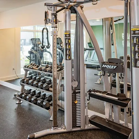 Charming Poolside Condo, 5 Minutes To Downtown Nashville