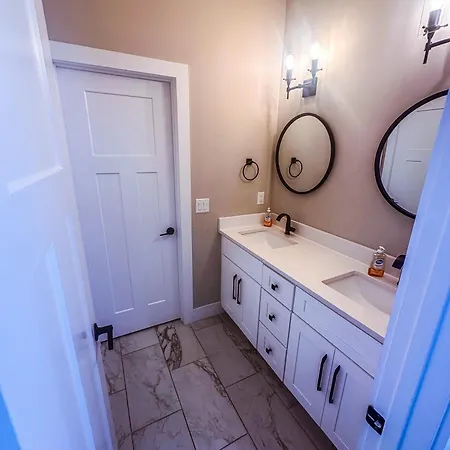 Holiday home 7 Min From Broadway! 3 Bed 2.5 Bath Nashville