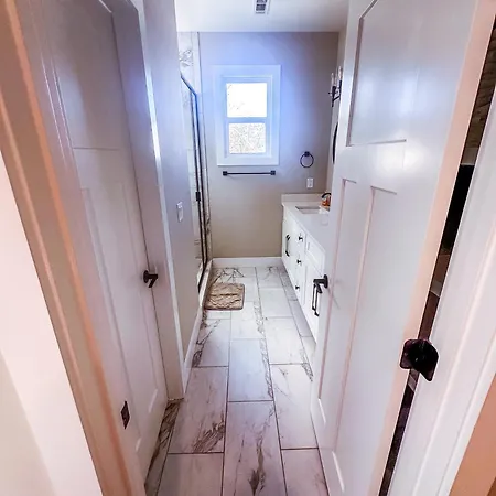 Holiday home 7 Min From Broadway! 3 Bed 2.5 Bath