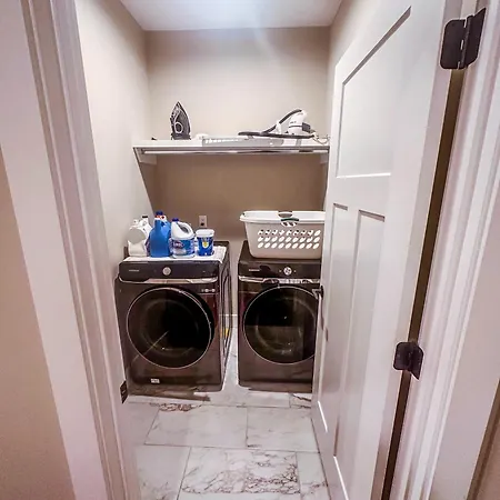 7 Min From Broadway! 3 Bed 2.5 Bath Nashville