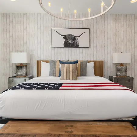Holiday home The Americana Abode Rooftop Hot Tub Game