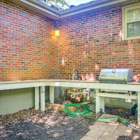 Holiday home Getaway With Gazebo, 11 Mi To Downtown!