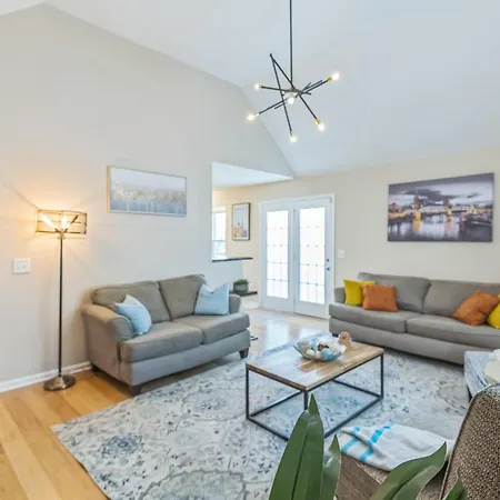 New Oasis 2 Miles From Music Row Nurse City