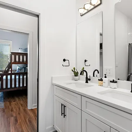 Huge With Patio - Walk To Shops, Food, Brewery Holiday home Nashville