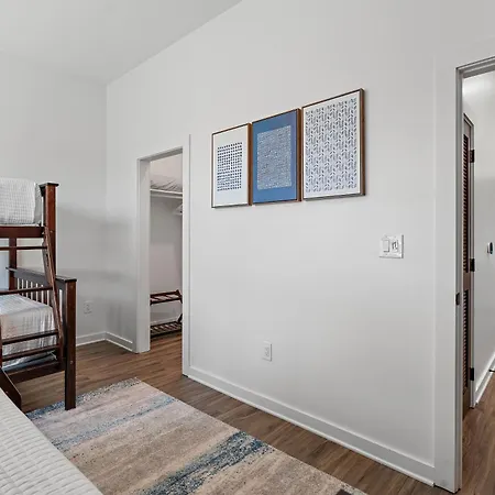 Huge With Patio - Walk To Shops, Food, Brewery