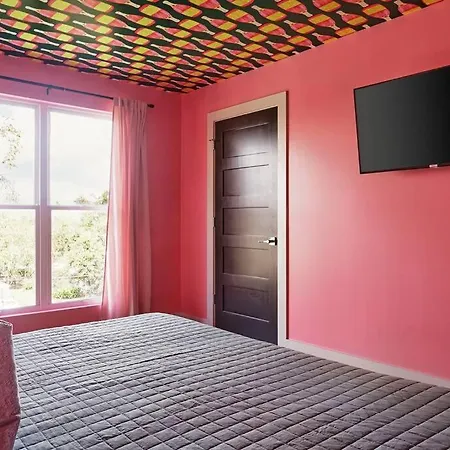 Ultimate Bach 10min To Dt Ig Walls Every Holiday home *
